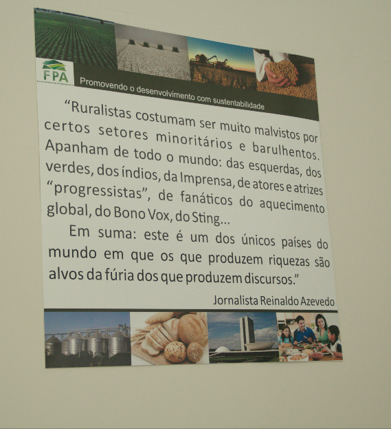 Quadro com texto do jornalista Reinaldo Azevedo, em defesa dos ruralistas