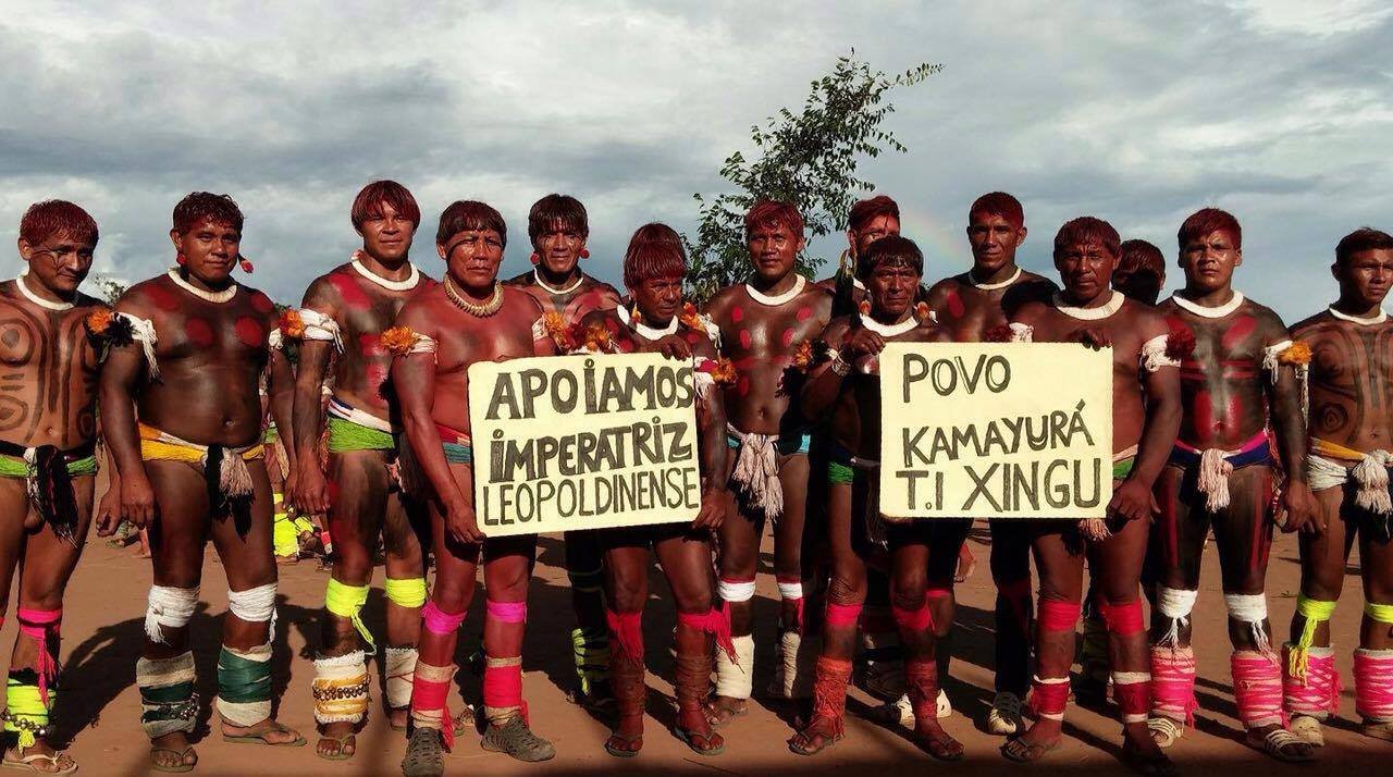 Índios da etnia Kamayurá, que fazem parte do Parque Indígena do Xingu, divulgaram foto em apoio à Imperatriz | Foto: Reprodução/Facebook