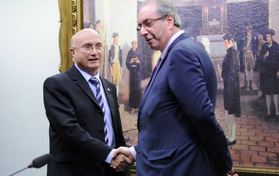 Eduardo Cunha cumprimenta o presidente da CCJ, Osmar Serraglio, antes do início da reunião da comissão. ALEX FERREIRA CÂMARA