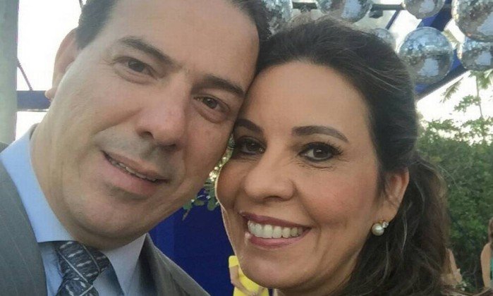 O prefeito afastado de Montes Claros Ruy Muniz e a mulher e deputada Raquel Muniz - Reprodução / Facebook Leia mais sobre esse assunto em http://oglobo.globo.com/brasil/com-pedido-de-prisao-ruy-muniz-diz-que-o-melhor-prefeito-do-brasil-20155510#ixzz4dtJnhPlI © 1996 - 2017. Todos direitos reservados a Infoglobo Comunicação e Participações S.A. Este material não pode ser publicado, transmitido por broadcast, reescrito ou redistribuído sem autorização.