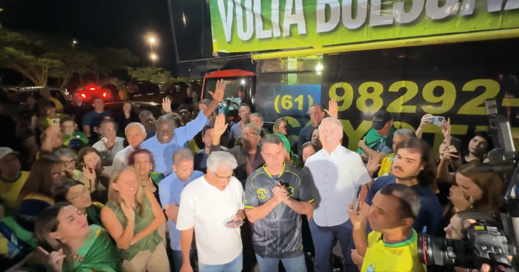 Flávio Bolsonaro repete em vigília trio elétrico dos atos golpistas